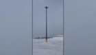 Un poste de luz tiembla de frío en EE.UU.