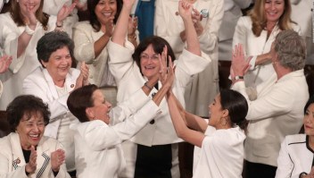 Vestidas de blanco, legisladoras demócratas resaltan el poder femenino