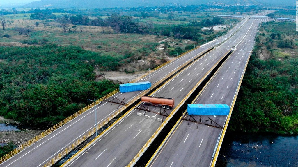 Así es el bloqueo de un puente que une Colombia y Venezuela