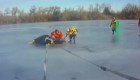 Socorristas rescatan a un caballo de una laguna congelada