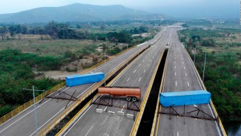 Venezuela suelda contenedores al Puente Tienditas
