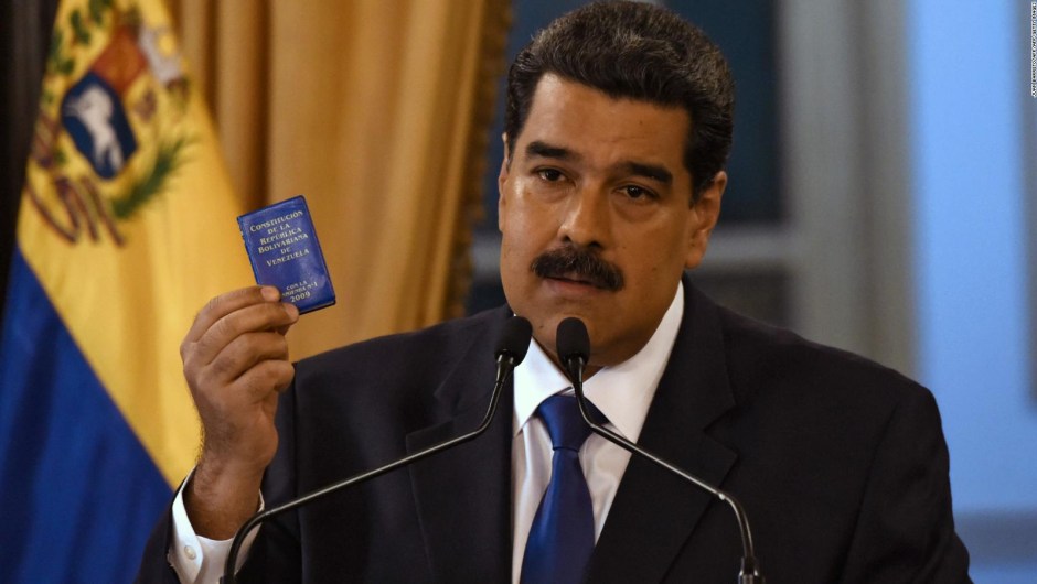 Maduro dice que la ayuda humanitaria es un "regalo podrido"