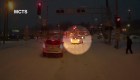 Conductora de autobús salva a una mujer atrapada en la nieve