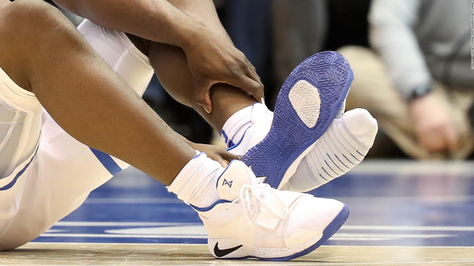 Aventurero Puro Investigación Nike sufre con la ruptura de la zapatilla de Zion Williamson en TV | Video  | CNN