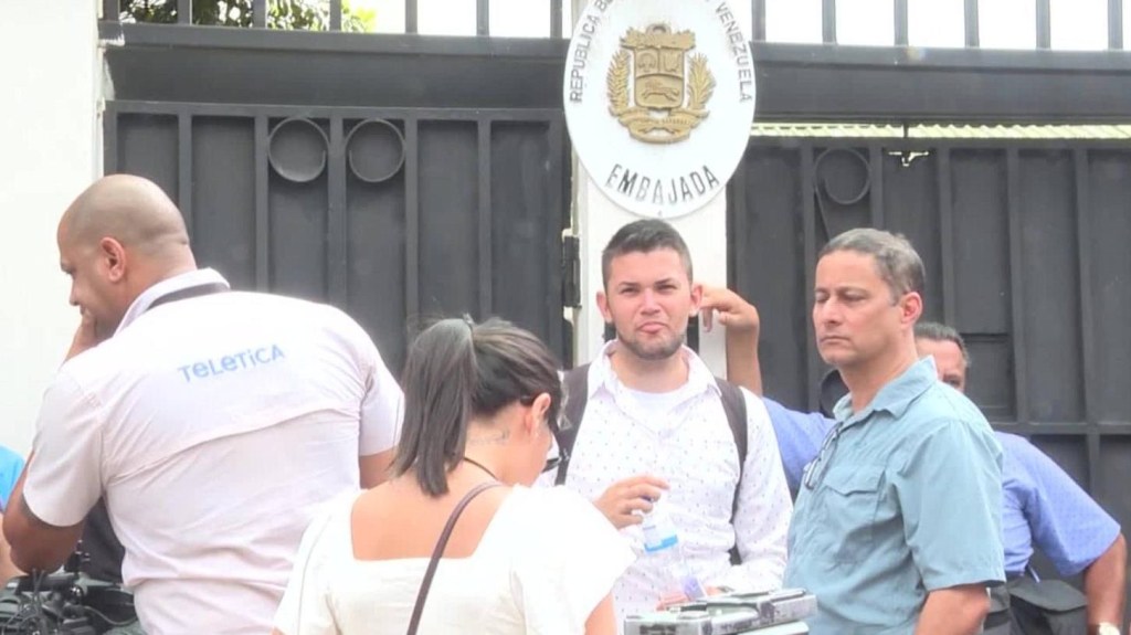 Diplomáticos de Guaidó controlan embajada en Costa Rica