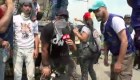 Voluntarios se resguardan de ataques de la Policía Nacional Bolivariana