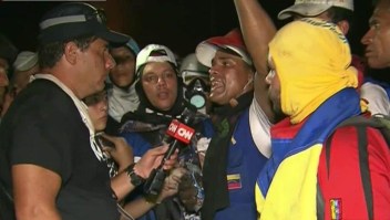 Venezolanos se rehúsan a irse del puente Francisco de Paula Santander