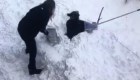 Un hombre en Arizona casi queda enterrado bajo la nieve
