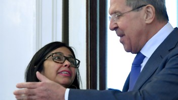 Sergei Lavrov (der.) le da la bienvenida a Delcy Rodríguez durante una reunión en Moscú el 6 de febrero de 2017. Crédito: KIRILL KUDRYAVTSEV / AFP / Getty Images