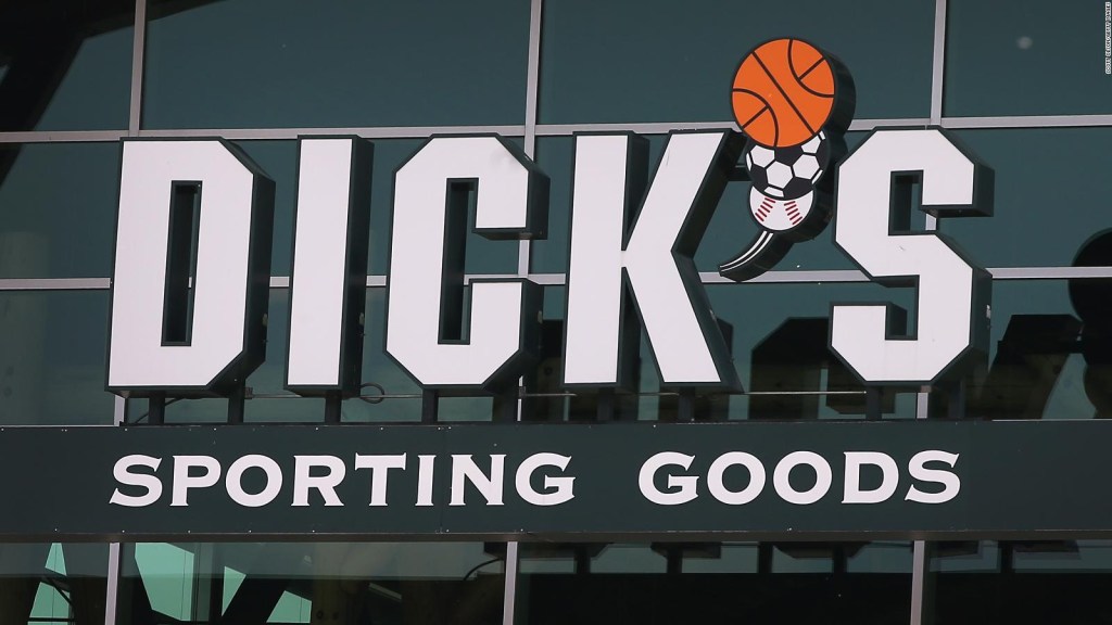 Dick's Sporting Goods impactada por caída en ventas de armas