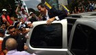 Así reciben cientos de venezolanos a Guaidó