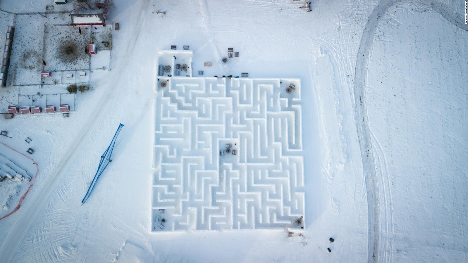 Una familia en Canadá construye el laberinto de nieve más grande del mundo  | Video | CNN