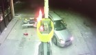 Conductor deja en llamas una gasolinera