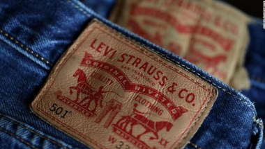 ayer Guión Apuesta Director ejecutivo de Levi's: No pongas tus jeans en el congelador ni en la  lavadora | CNN