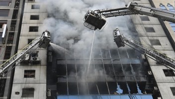 Incendio en una torre en Bangladesh deja varios muertos y heridos