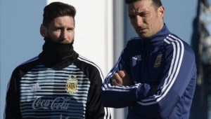 Argentina's forward Lionel Messi (L) and assistant coach Lionel Scaloni gesture during a training session in Ezeiza, Buenos Aires on May 22, 2018, ahead of the Russia 2018 World Cup football tournament. - Argentina's coach Lionel Scaloni called up Lionel Messi to be back in the Argentinian squad on March 7, 2019, ahead of friendly football matches in preparation for the Copa America, to be held in Brazil on June and July 2019. (Photo by JUAN MABROMATA / AFP) (Photo credit should read JUAN MABROMATA/AFP/Getty Images)