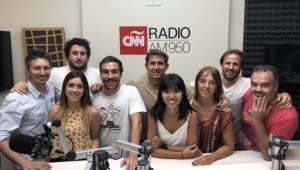 Juan Pablo Varsky rodeado de su equipo en CNN Radio Argentina.