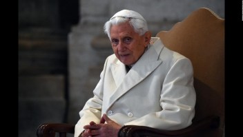 El papa emérito Benedicto XVI en el Vaticano, el 8 de diciembre de 2015. (Crédito: VINCENZO PINTO/AFP/Getty Images)