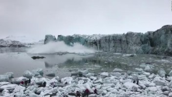 Turistas huyen ante ola gigante tras colapso de un glaciar