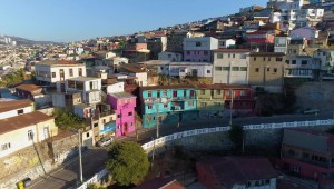 Visitamos Valparaíso con incontables subidas y bajadas. Descúbrela.