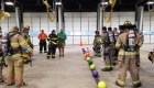 Bomberos juegan a "quemado" con su equipo de incendios