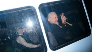 ¿Por qué Ecuador expulsó a Assange?