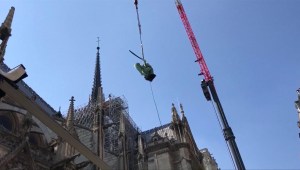 Estatuas de Notre-Dame por los aires