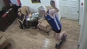 Filtran video de Assange patinando en la embajada