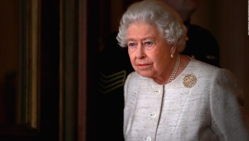 Reina Isabel II manda mensaje solidario a Macron
