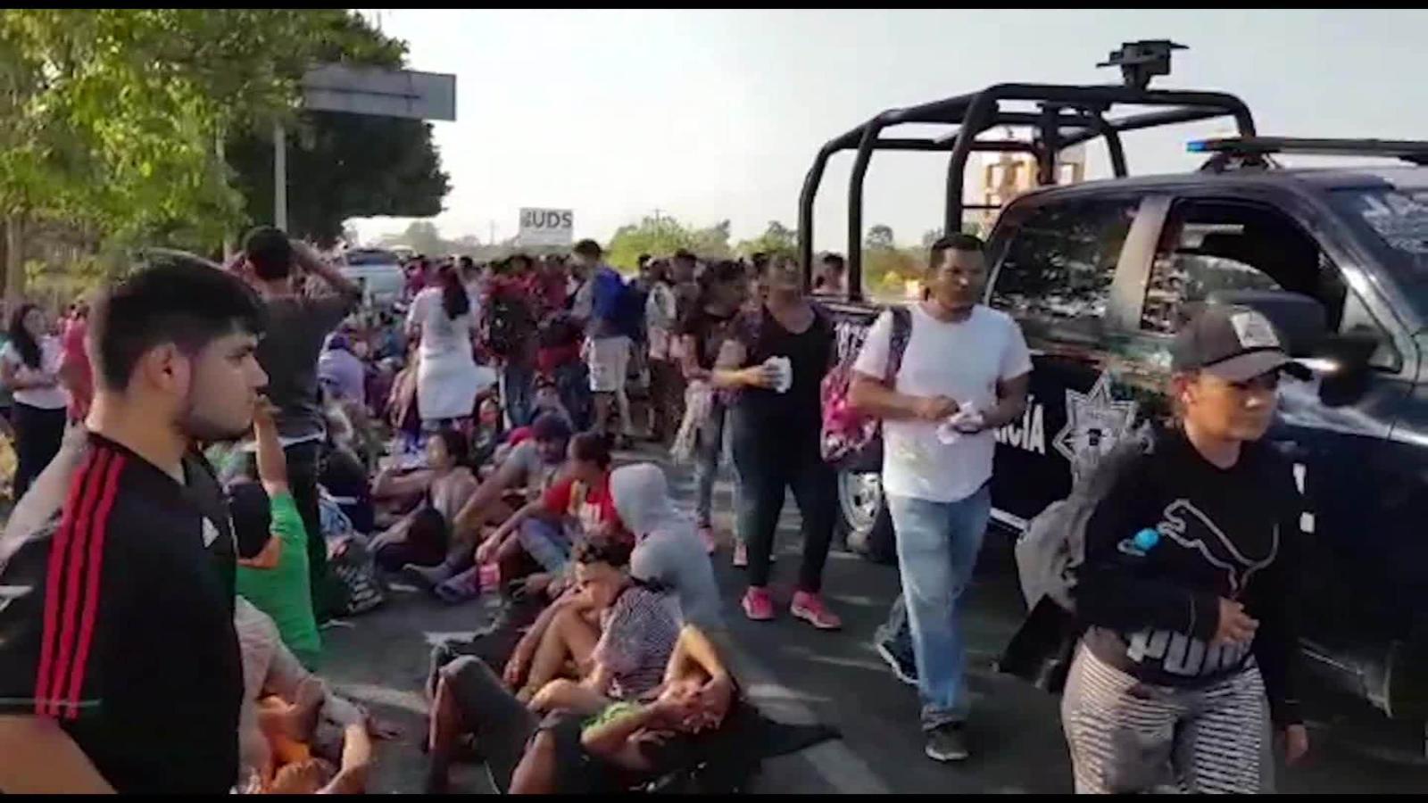 Crece por miles la nueva caravana de inmigrantes mientras avanza