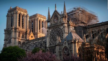 Autoridades investigan que causó incendio en Notre Dame