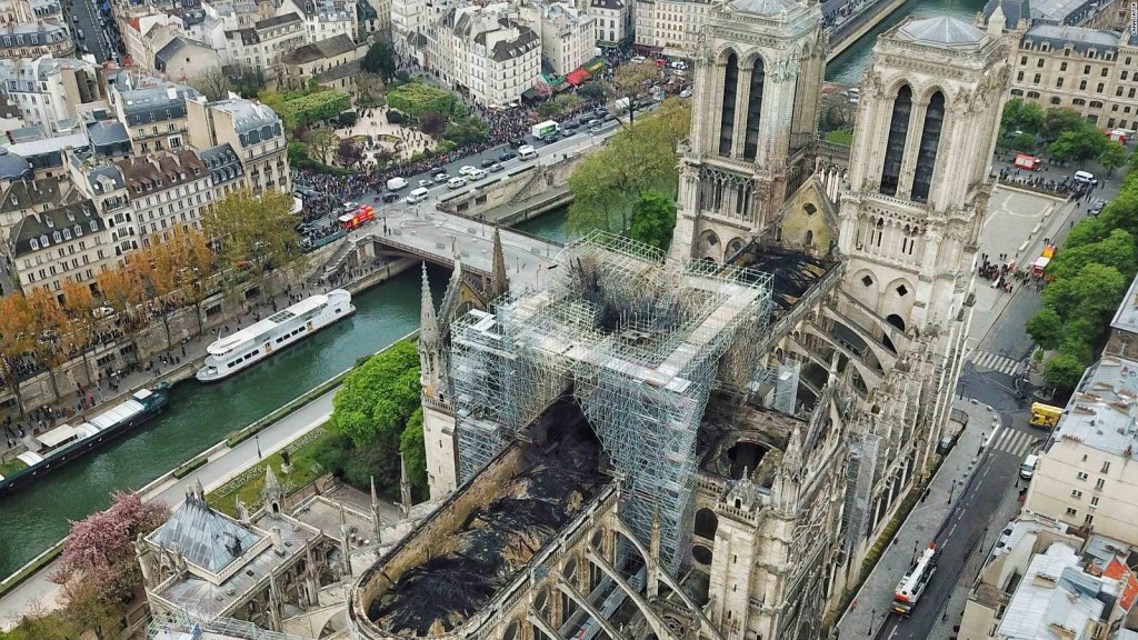 Imágenes aéreas revelan los daños en Notre Dame