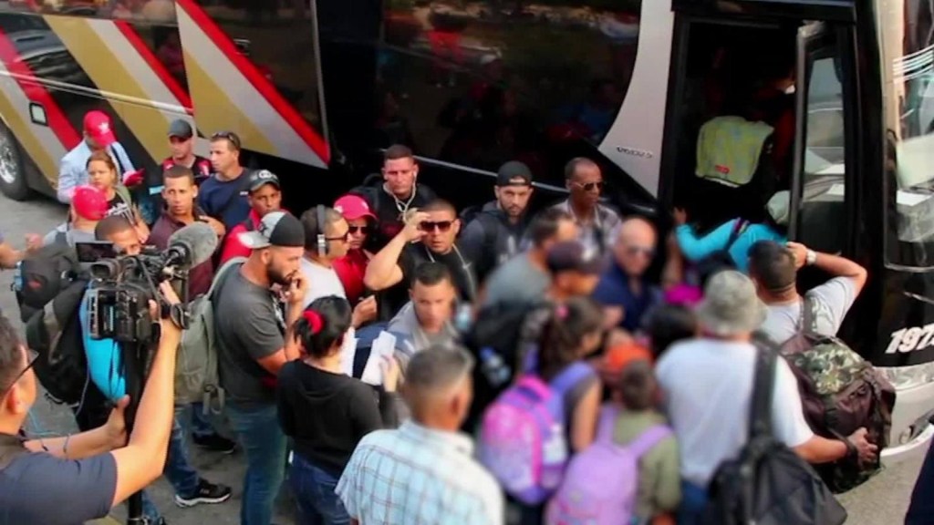 Cientos de migrantes conforman la "Caravana del Viacrucis"