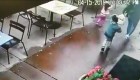 Conductor se estrella contra un restaurante