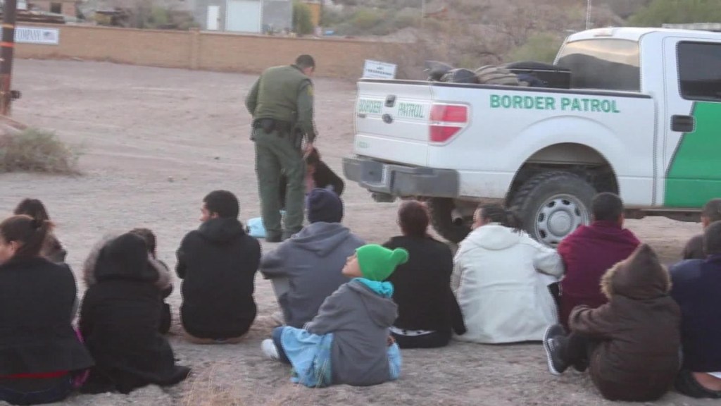 Milicianos detienen a migrantes indocumentados en EE.UU.