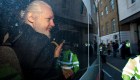 Denuncian espionaje contra Julian Assange