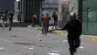 Manifestantes sacan corriendo a militares
