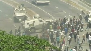 Tanqueta arrolla manifestantes en Venezuela, así lo justificó Guerrero