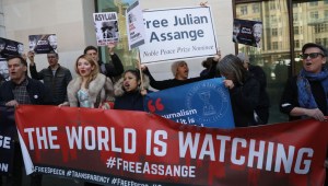 assange cargos ee.uu. extradición manifestaciones liberen libre wikileaks espionaje primera enmienda Edward Snowden nacionalidad Ecuador embajada
