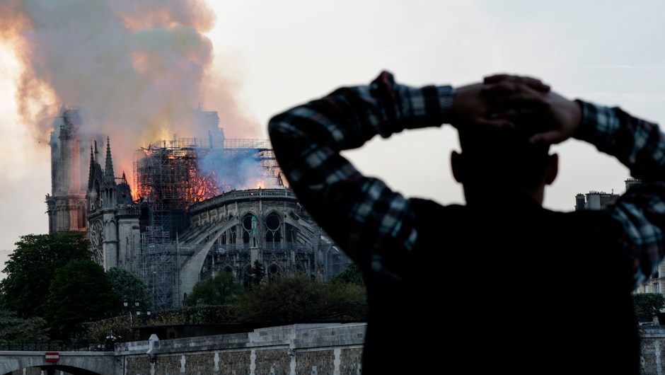 La desolación de la gente al ver Notre Dame en llamas.