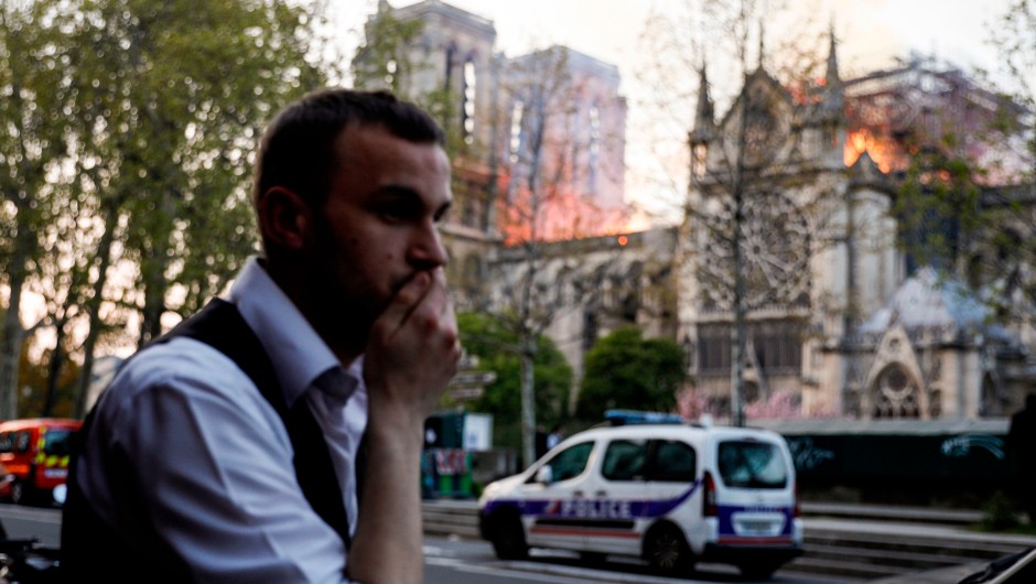 La desolación de la gente al ver Notre Dame en llamas