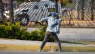 Un manifestante lanza una piedra a un vehículo de la Guardia Nacional el 30 de abril de 2019 en Caracas, Venezuela. Crédito: Rafael Briceño / Getty Images