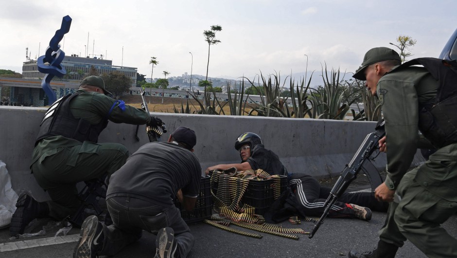 Soldados que apoyan a Juan Guaidó se posicionan frente a la base de La Carlota en Caracas el 30 de abril de 2019. Crédito: YURI CORTEZ / AFP / Getty Images