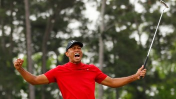 Tiger Woods después de lograr su putt en el hoyo 18 para ganar el Masters de Augusta el 14 de abril de 2019. Crédito: Kevin C. Cox / Getty Images.