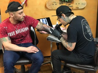 DeseARTE: Yomico Moreno, el tatuador venezolano que llevó sus diseños  hiperrealistas a Nueva York | CNN