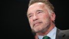 Hombre ataca a Schwarzenegger con una patada voladora