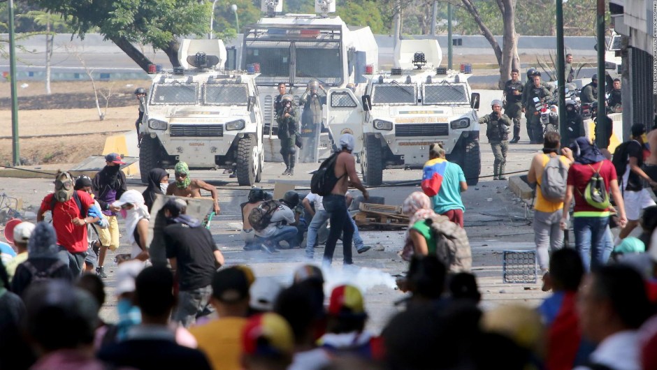 Manifestante venezolano: Nos están tirando plomo