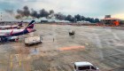 El momento en que el avión de Aeroflot se prende en llamas