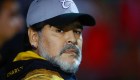 Maradona operación ¿Debe seguir entrenando Maradona en México?