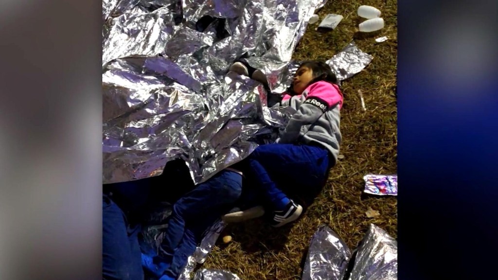 Inmigrantes duermen en el suelo en estación fronteriza